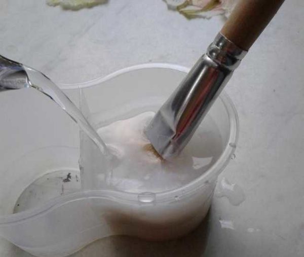 Nous diluons la colle avec de l'eau
