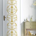 Vous pouvez mettre à jour les anciennes portes à l'aide de pochoirs