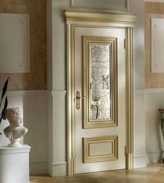 Le papier peint des vieilles portes est un bon moyen d'en faire sortir de nouvelles