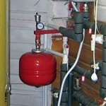 Le vase d'expansion de chauffage peut être accroché sur le support