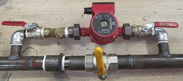 Installation d'une pompe de circulation avec bypass