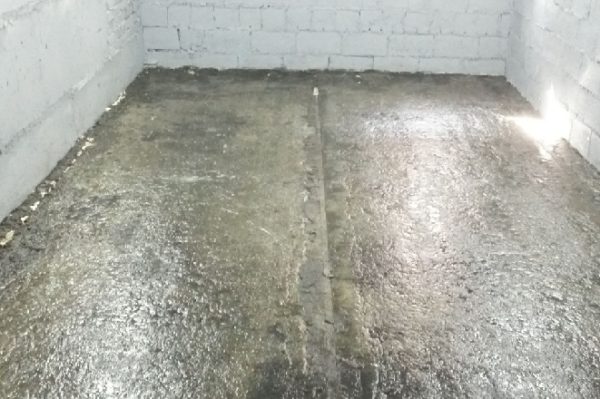 Après deux couches d'imprégnation de béton, le sol n'est pas du tout poussiéreux