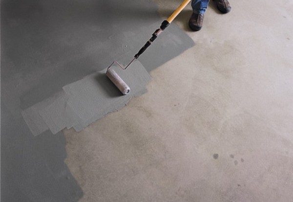 La peinture pour béton éliminera simultanément la poussière, donnera une apparence attrayante et réduira l'absorption d'humidité