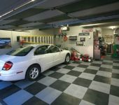 Les dalles en PVC sont utilisées dans les garages commerciaux et les ateliers, où la charge est beaucoup plus élevée