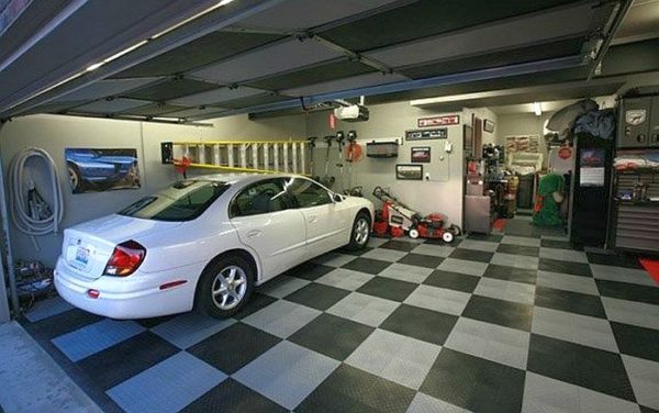 Les dalles en PVC sont utilisées dans les garages commerciaux et les ateliers, où la charge est beaucoup plus élevée