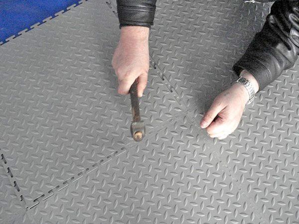 Pose du sol modulaire en caoutchouc - assemblage en queue d'aronde