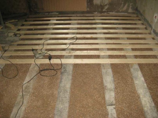 Plancher en bois avec remblai d'argile expansée