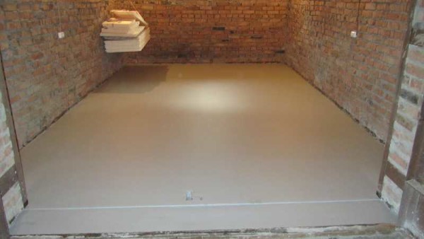 Une couche de finition peut ensuite être posée sur le sol en béton