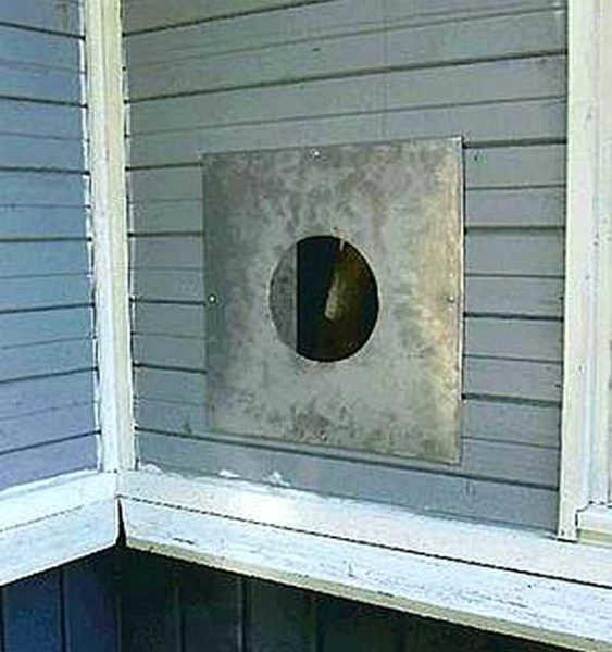 Voici à quoi ressemble un passage de tuyau à travers un mur, scellé avec une feuille de métal