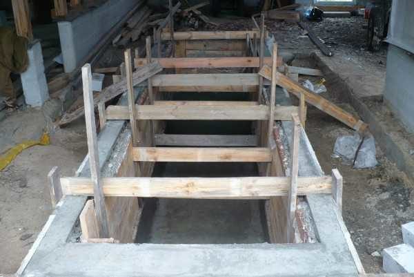 Exemple de coffrage pour une fosse d'inspection de béton dans un garage