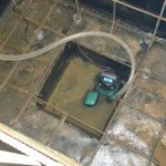 Nous avons fait l'imperméabilisation, nous pompons l'eau de la fosse avec une pompe submersible. En même temps, nous assemblons un cadre de renfort pour les murs en béton de la fosse d'inspection