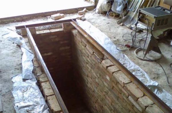 Canal des deux côtés de la fosse d'inspection dans le garage