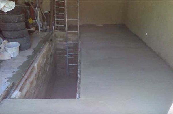 Couler le sol dans le garage - le niveau de béton au bord supérieur du coin