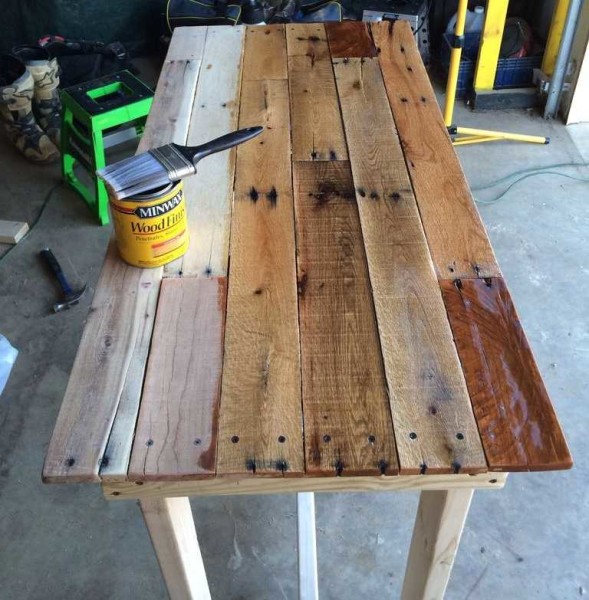La table de bricolage pour une résidence d'été est presque prête. Il reste à le recouvrir de vernis