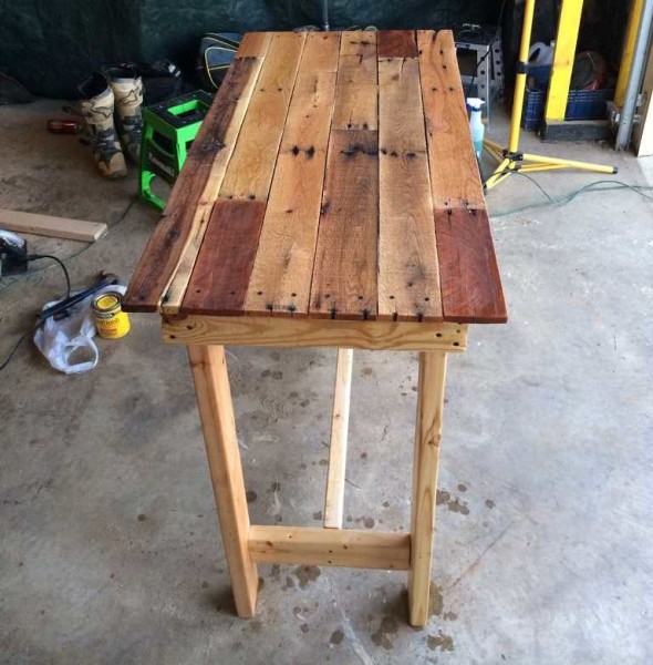 La table de bricolage pour les chalets d'été est prête à l'emploi