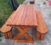 Des bancs séparés et une table pour le jardin selon le même dessin
