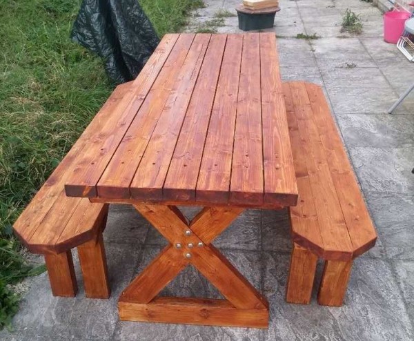 Bancs et table séparés pour le jardin selon le même dessin