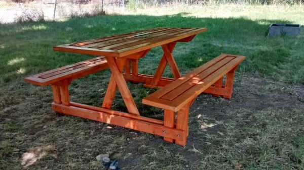 Table d'extérieur à offrir avec bancs
