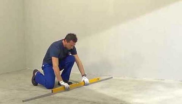 Une installation de haute qualité du grès cérame est possible sur une base parfaitement plane