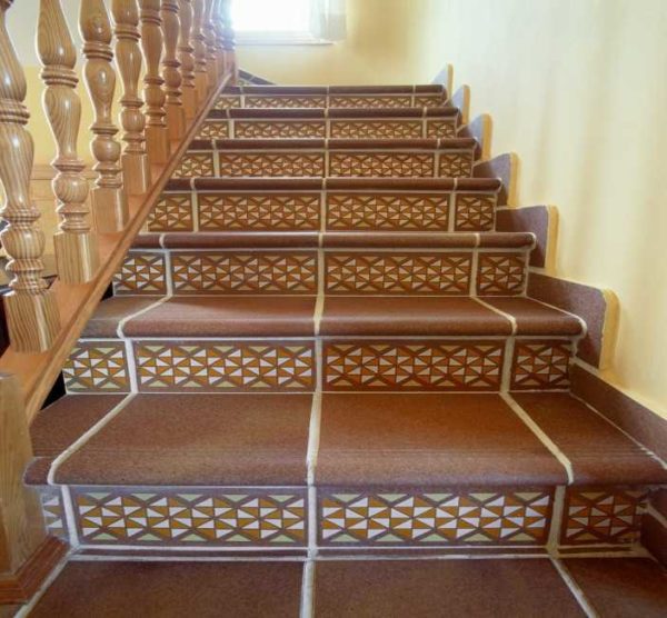 Un escalier en grès cérame posé sera beau et confortable, facile à entretenir