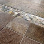 L'imitation de la surface en pierre convient à la pose sur une terrasse ou une véranda ouverte