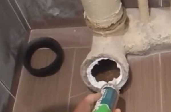 Pour que l'installation d'une cuvette de toilette sur une ancienne fonte soit étanche à l'air, une couche de mastic peut être placée sous l'ondulation