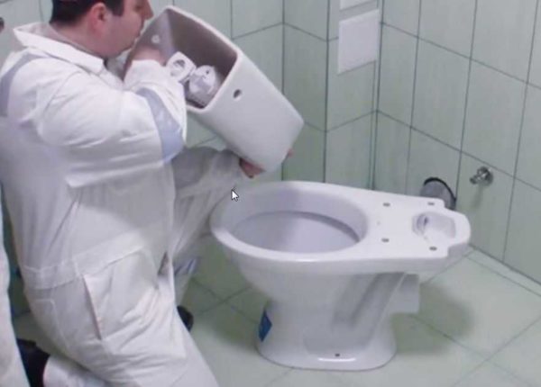 Nous installons le mécanisme de vidange à l'intérieur du réservoir, en pré-plaçant un joint en caoutchouc