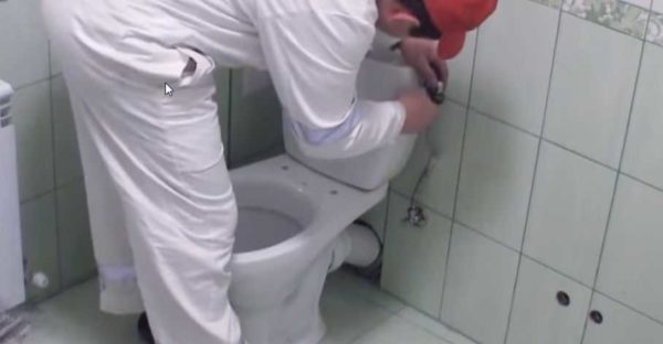 Nous connectons les toilettes à l'alimentation en eau