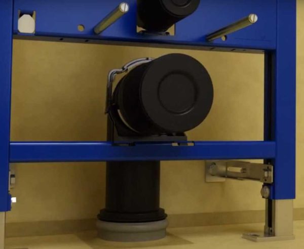Les supports de toilettes sont installés, le tuyau d'égout est fixe