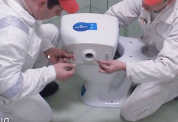 Installation des vis de montage sur le réservoir