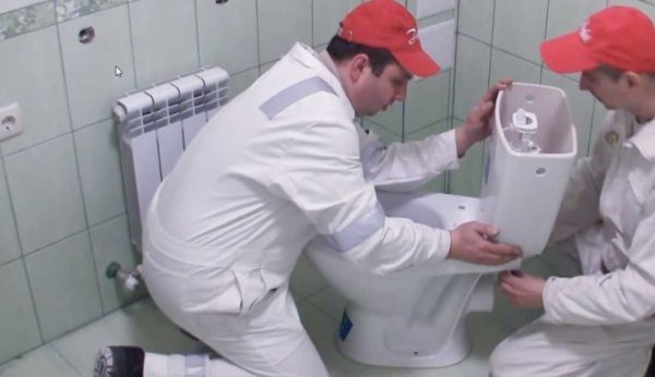 Installation du réservoir sur le bol