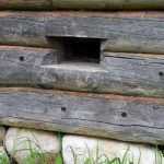 Un exemple de la formation d'un évent dans une maison en bois à partir d'un rondin
