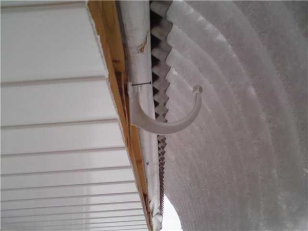 Cela ressemble à une fonte des neiges massive. Comme vous pouvez le voir, le support de drain pluvial n'interfère pas