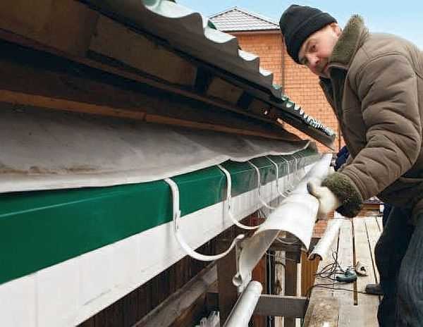 Installation de la gouttière de l'extérieur
