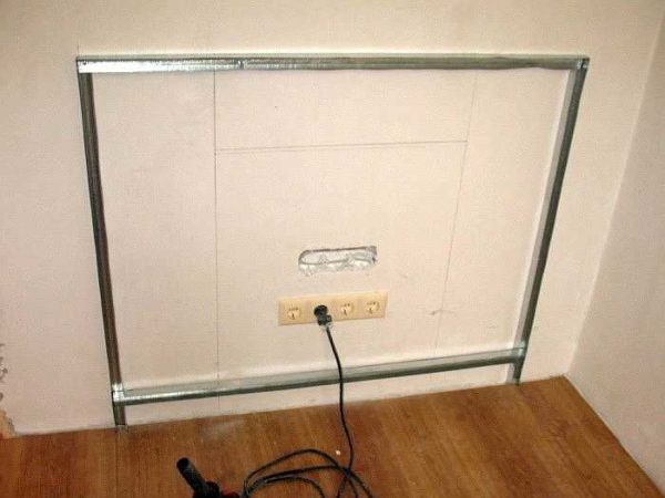 Les profils sur le mur indiquent les dimensions du portail