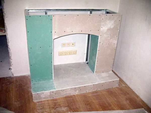 Le cadre de la cheminée surélevée est gainé de plaques de plâtre