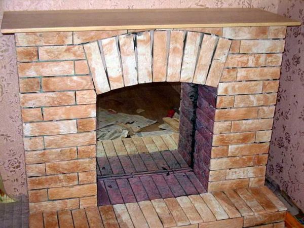 La cheminée décorative à faire soi-même est prête
