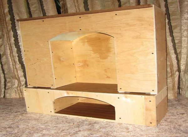 Un portail pour simuler une cheminée peut être fabriqué à partir de n'importe quel matériau de construction en feuille