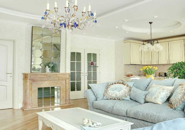 Imitation d'une cheminée dans un intérieur classique