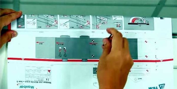 Nous transférons les marques sous les trous sur la toile et le cadre