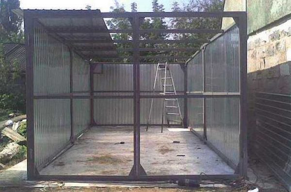 Un cadre pour un garage en carton ondulé est généralement fabriqué à partir d'un tuyau profilé ou d'un coin en acier