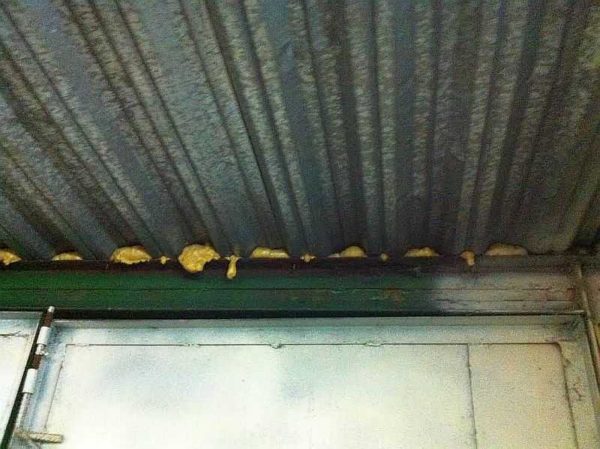 La façon traditionnelle de se débarrasser des fissures dans le garage à partir d'un profilé métallique est la mousse de polyuréthane