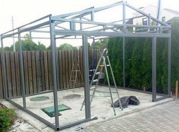 Dans les points d'attache des portes de garage, les crémaillères sont renforcées