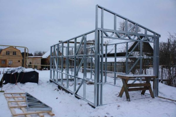 Châssis de garage assemblé à partir de profilés galvanisés pour l'installation de tôle profilée