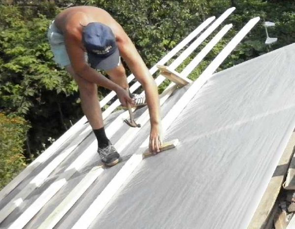La membrane d'étanchéité est posée sur les pieds des chevrons