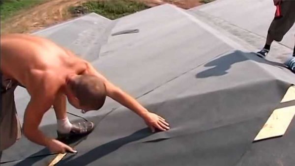 Comment couper le tapis de toit