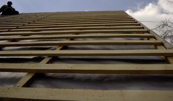 Le lattage est réalisé à partir de planches bordées de 30 mm d'épaisseur
