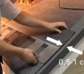 Les tuiles du fronton sont coupées en reculant de 1 cm du rebord de la barre du fronton