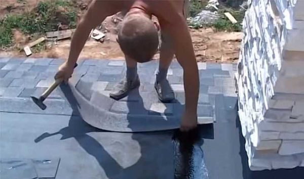 La surface du tapis de sous-couche est enduite de mastic bitumineux