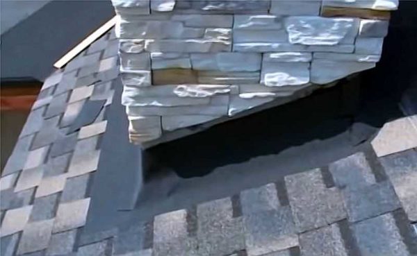 Autour du tuyau, il y a une gouttière de tapis de vallée de 8 cm de large